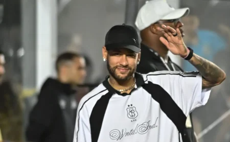 Santos adia renovação de Neymar e avalia condições físicas antes de nova proposta Santos adia renovação de Neymar e avalia condições físicas antes de nova proposta