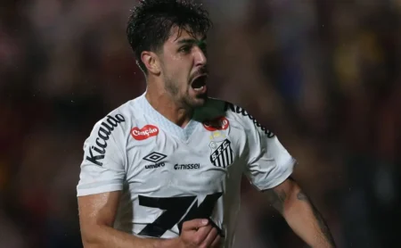 Santos: Defesa Ameaçada por Saídas em 2026 com Possíveis Perdas de Zé Ivado, João Basso e Luisão Santos: Defesa Ameaçada por Saídas em 2026 com Possíveis Perdas de Zé Ivado, João Basso e Luisão