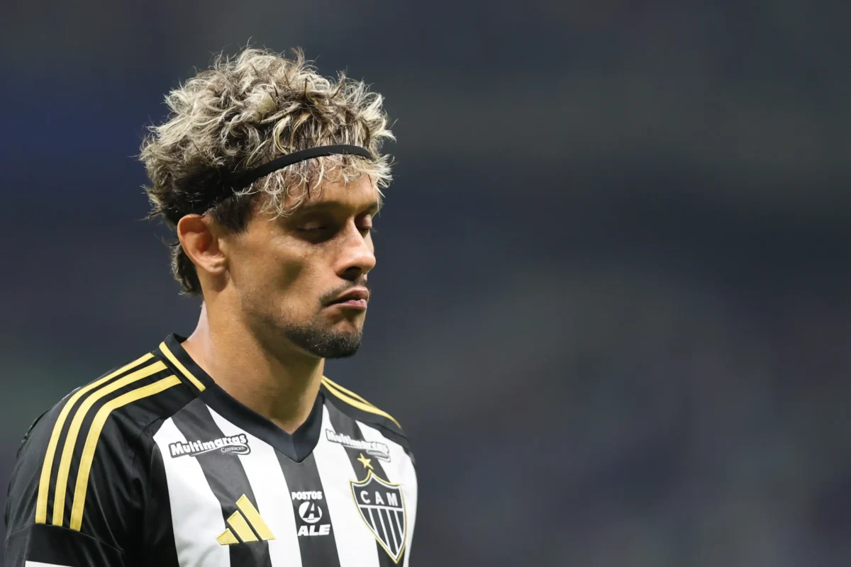 Scarpa, fora do Atlético-MG, explica ausência: "Não percebi que estava pendurado"