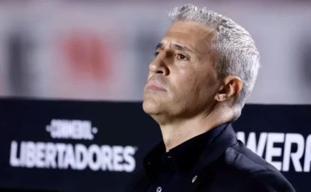 São Paulo manterá Crespo mesmo após terceira derrota seguida, segundo Nicola