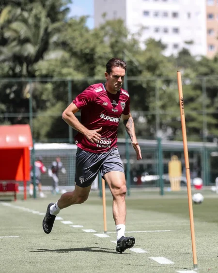 São Paulo Treina com Tolói e Calleri em Transição Preparando-se para o Confronto com o Bahia