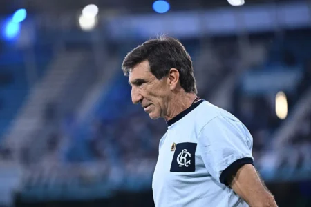 Técnico do Racing assiste ao Flamengo e pontua a disparidade salarial: "Recebem bem mais que eu"