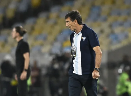 Técnico incita torcida do Racing a apoiar o time nas ruas antes do confronto com o Flamengo: "Conseguiremos"