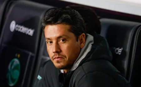 Thiago Carpini analisa Gre-Nal e transfere pressão a Mano Menezes: "Responsabilidade é deles"