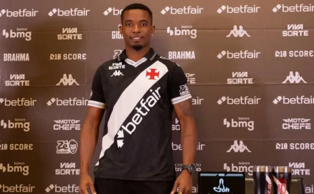 Thiago Mendes, principal reforço do Vasco na janela, fora de ação há dois meses