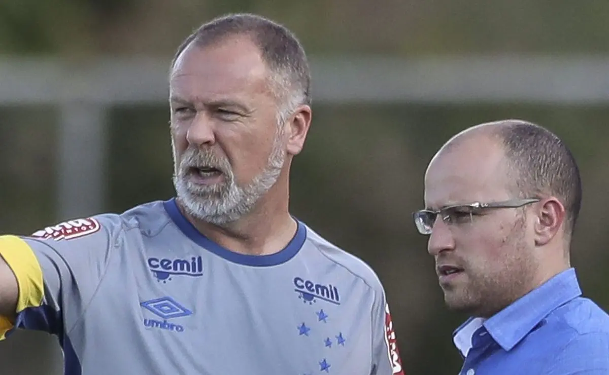 Thiago Scuro se afasta do comando do futebol do Corinthians e permanece na Europa Thiago Scuro se afasta do comando do futebol do Corinthians e permanece na Europa