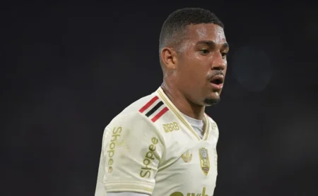 Torcida do Flamengo aprova a ida de Samuel Lino para o banco, escolha de Filipe Luís