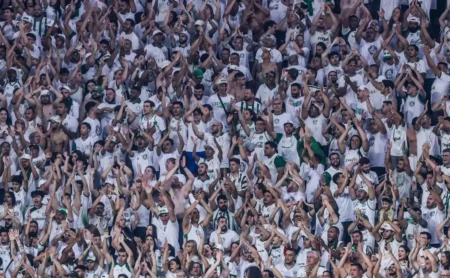Torcida palmeirense realiza festa grandiosa e recepciona o elenco no 'Corredor Alviverde'