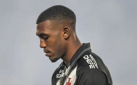 Vasco anuncia relacionados: Rayan desfalca contra Bragantino com edema na coxa