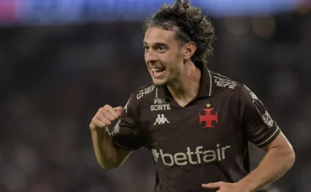 Vasco busca manter a boa fase contra o Bragantino, um dos piores mandantes do Brasileirão