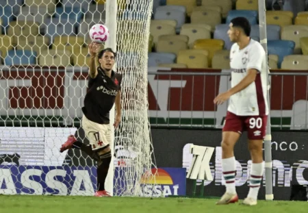 Vasco celebra gol com 45 segundos de posse em clássico: Cinema absoluto Vasco celebra gol com 45 segundos de posse em clássico: "Cinema absoluto"
