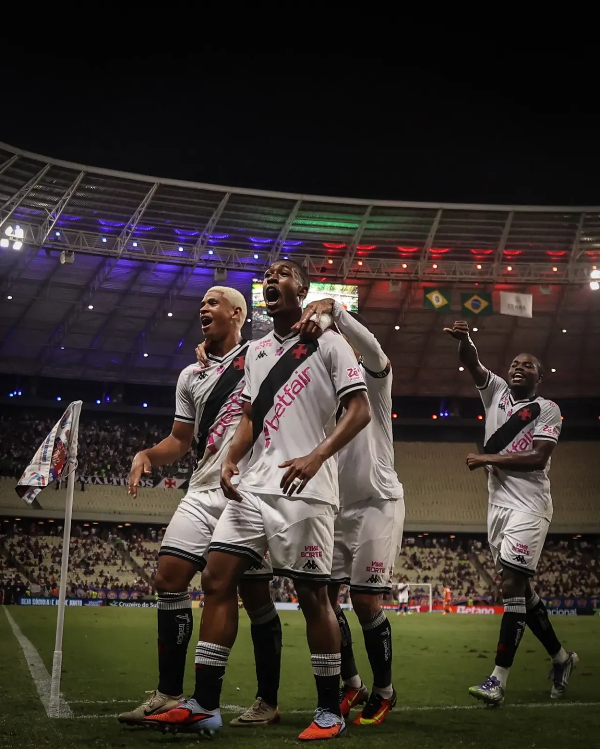 Vasco inicia série de confrontos diretos contra o Fluminense no topo do Brasileirão