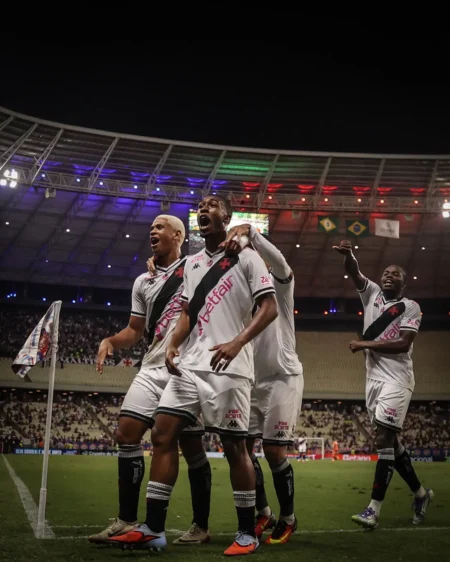 Vasco inicia série de confrontos diretos contra o Fluminense no topo do Brasileirão Vasco inicia série de confrontos diretos contra o Fluminense no topo do Brasileirão