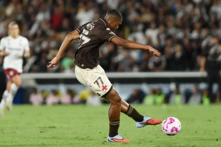 Vasco: Rayan poupado de treinos e com status de dúvida contra o Bragantino