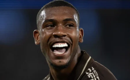 Vasco reacende polêmica com provocação ao Fluminense em postagem sobre Rayan: “História fincada na Barreira”