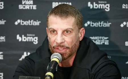 Vasco rebate críticas do presidente do Flamengo sobre parceria com a Crefisa: “Quer desviar a opinião pública” Vasco rebate críticas do presidente do Flamengo sobre parceria com a Crefisa: “Quer desviar a opinião pública”