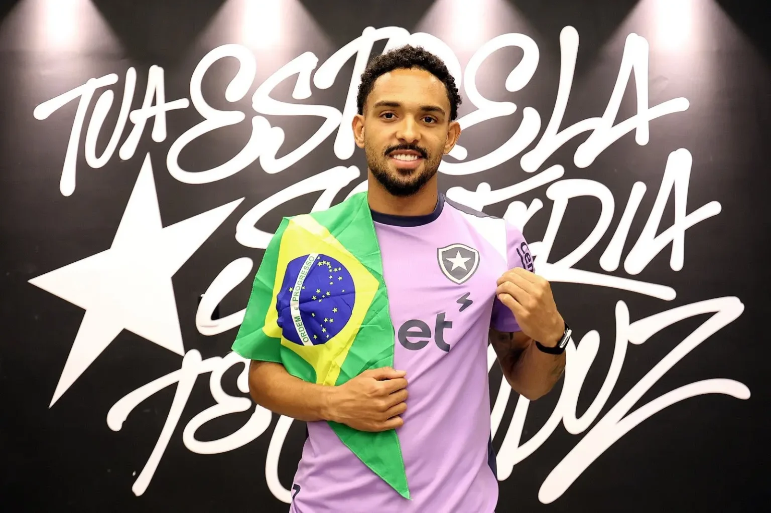 Vitinho, do Botafogo, busca espelho no título do Brasileirão e da Libertadores para alcançar a Copa do Mundo