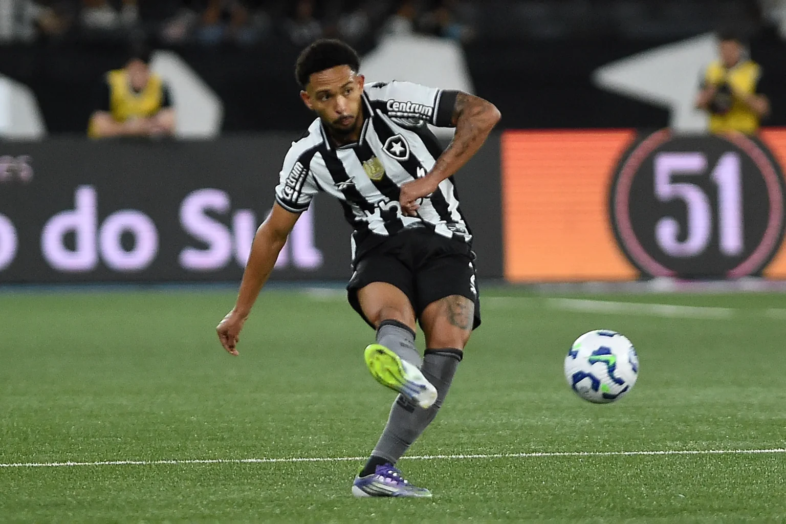 Vitinho será Desfalque do Botafogo em Clássico contra o Flamengo
