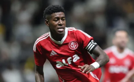 Vitão, Contratação pelo Flamengo, Época de Confusão com Inter e Zagueiro Embargoado