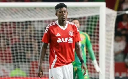 Vitão titular e Bruno Gomes na lateral: Internacional com novidades contra o Atlético-MG