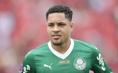 Vitor Roque balança as redes pelo Palmeiras em confronto com o Flamengo e alcança 13 gols no Brasileirão