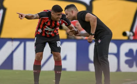 Vitória: Jair Ventura lamenta falta de sorte em derrota para o Corinthians e comenta "coisas que acontecem"