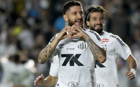 Vitória sobre o Corinthians dá fôlego ao Santos e diminui risco de rebaixamento no Brasileirão