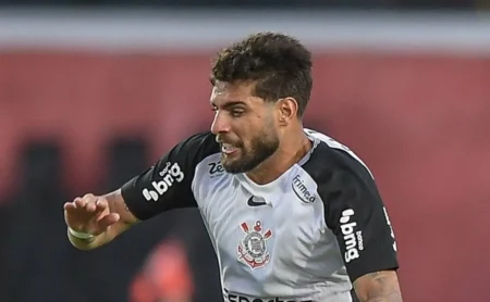 Yuri Alberto Encara Revolta da Fiel Após Gol Perdido Contra o Vitória no Brasileirão
