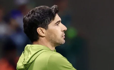 Abel Ferreira age nos bastidores e alerta elenco do Palmeiras para manter o foco na reta final