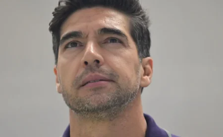 Abel recebe "quentinha" do Fluminense; Thiago Silva e Acosta ausentes