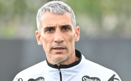 Alexandre Mattos banca permanência de Vojvoda no Santos em meio a debates sobre sua demissão