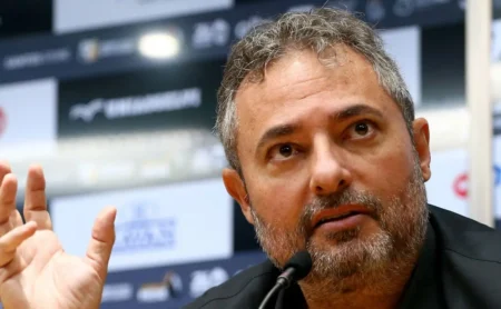 Alexandre Mattos: Reunião Extraordinária com Elenco do Santos e Pedido por Mais Determinação Contra o Palmeiras Alexandre Mattos: Reunião Extraordinária com Elenco do Santos e Pedido por Mais Determinação Contra o Palmeiras