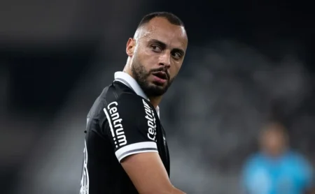 Ancelotti Revela Surpreendentemente o Motivo da Ausência de Arthur Cabral Contra o Sport