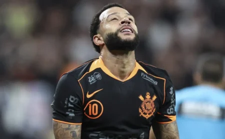 André Ramalho impede Memphis Depay em oportunidade clara de gol na primeira etapa contra o Ceará André Ramalho impede Memphis Depay em oportunidade clara de gol na primeira etapa contra o Ceará