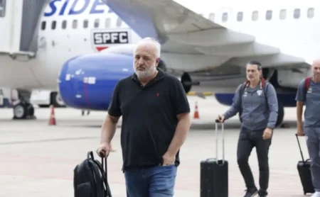 Após goleada, São Paulo enfrenta dia tenso com saídas e calor no ambiente Após goleada, São Paulo enfrenta dia tenso com saídas e calor no ambiente