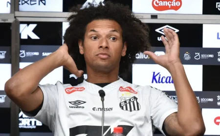 Arão reage à polêmica de Neymar e aconselha o elenco: não focar nisso Arão reage à polêmica de Neymar e aconselha o elenco: "não focar nisso"