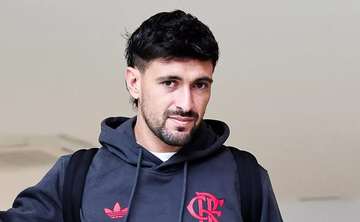 Arrascaeta expressa revolta com tropeço do Flamengo contra o São Paulo e clima esquenta no vestiário Arrascaeta expressa revolta com tropeço do Flamengo contra o São Paulo e clima esquenta no vestiário