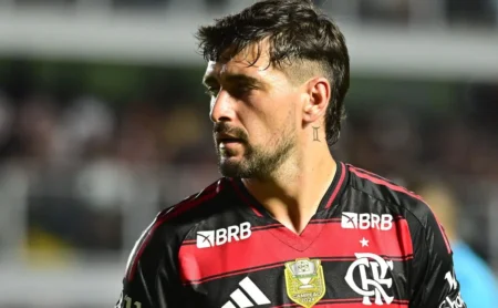 Arrascaeta figura entre os prováveis 7 desfalques do Flamengo diante do Fluminense