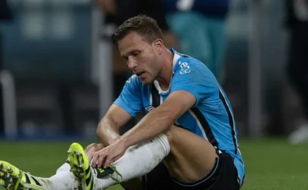 Arthur assume a liderança nos bastidores e exige mais dos jogadores do Grêmio para a reta final do Brasileirão Arthur assume a liderança nos bastidores e exige mais dos jogadores do Grêmio para a reta final do Brasileirão