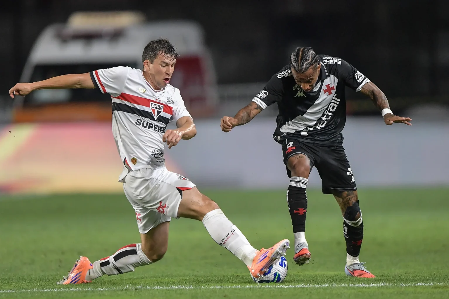 Barros e o Vasco: rodízio constante em busca de um volante titular