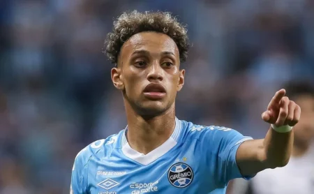 Bitello, ex-alvo do Botafogo, prevê retorno ao futebol brasileiro em 2026