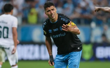 Candidato à presidência do Grêmio recorda ambiente tenso nos bastidores com Luís Suárez em 2023 Candidato à presidência do Grêmio recorda ambiente tenso nos bastidores com Luís Suárez em 2023