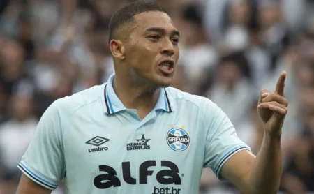 Carlos Vinícius ignora derrota do Grêmio e ironiza o Internacional Carlos Vinícius ignora derrota do Grêmio e ironiza o Internacional