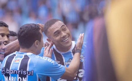 Carlos Vinícius (Grêmio) Reage a Atrasos do Corinthians Carlos Vinícius (Grêmio) Reage a Atrasos do Corinthians