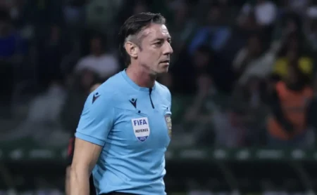 CBF decide sobre Raphael Claus e coloca o Santos em alerta na partida contra o Palmeiras CBF decide sobre Raphael Claus e coloca o Santos em alerta na partida contra o Palmeiras