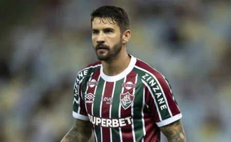 Chapecoense Busca o Retorno de Everaldo do Fluminense para a Série A