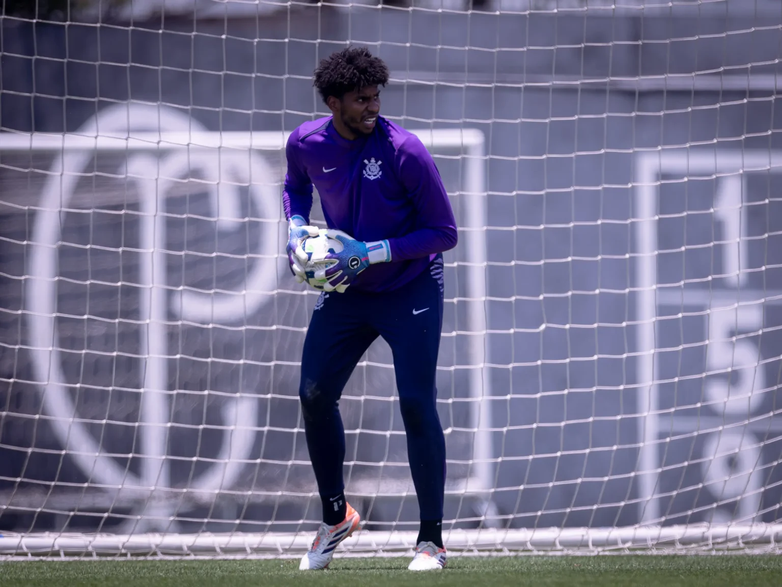 Corinthians: Hugo Souza retoma titularidade contra o Grêmio, mas meio-campo tem baixas confirmadas