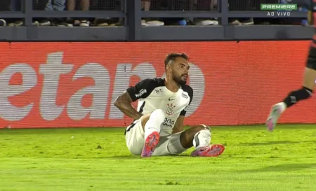 Corinthians vs. Bragantino: Raniele sente desconforto na virilha e deixa o campo ainda no primeiro tempo