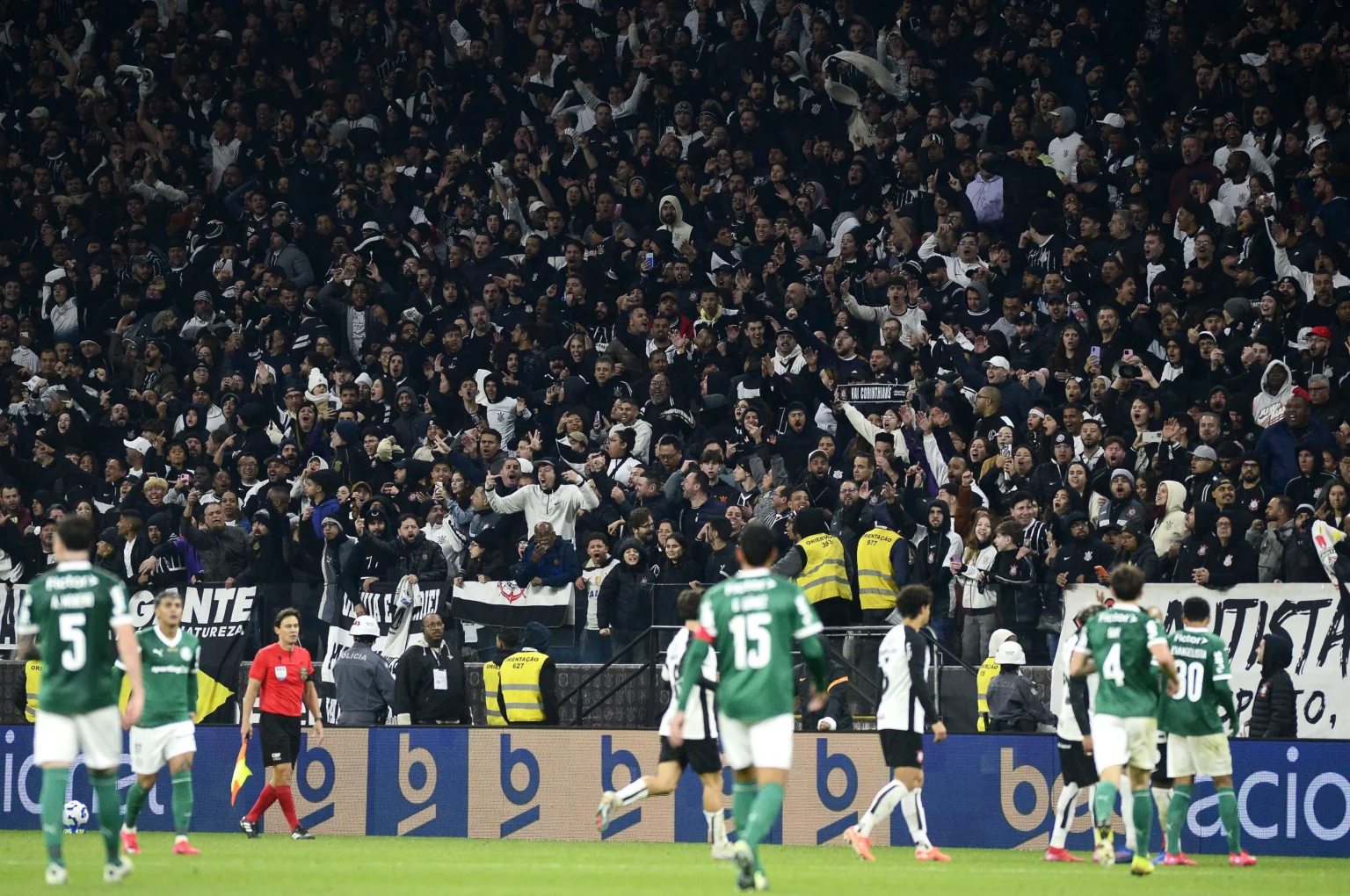 Corinthians é multado em R$ 20 mil por arremesso de objetos no gramado no Dérbi da Copa do Brasil
