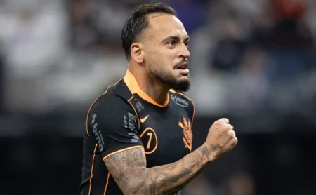 Corinthians: Clima azeda e Maycon se irrita com indefinição que trava seu futuro Corinthians: Clima azeda e Maycon se irrita com indefinição que trava seu futuro